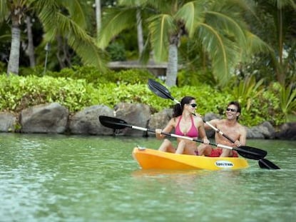 A couple kayaks in Hawaii together
