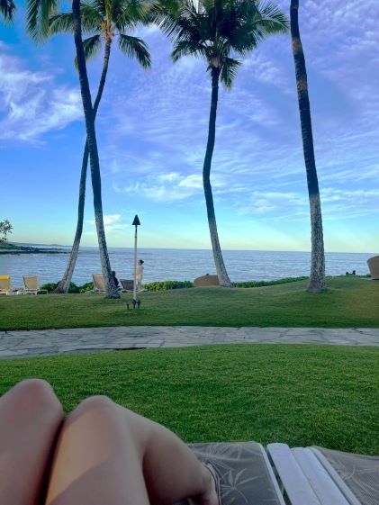 A Hilton Grand Vacations Member relaxes outside at Ocean Tower, a Hilton Grand Vacations Club on the Big Island of Hawaii